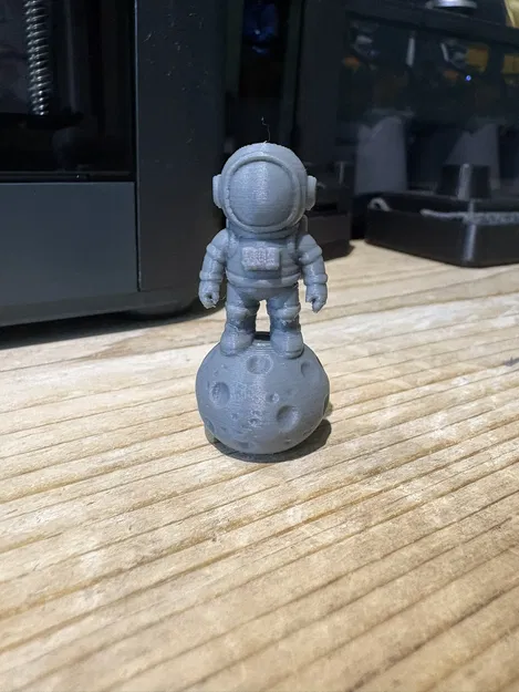 Móc Khóa Spaceman Dễ Thương Trên Tảng Đá - Image 4