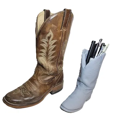 Chân cắm bút hình bốt cao bồi