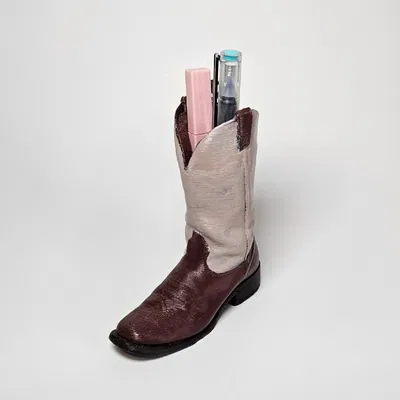 Chân cắm bút hình bốt cao bồi