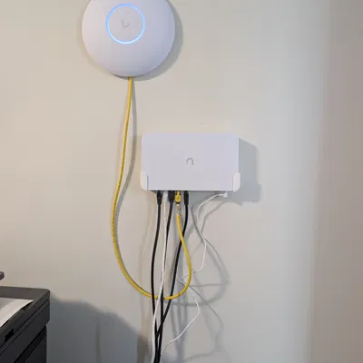 Giá Treo Tường Cho Unifi Cloud Gateway Fiber