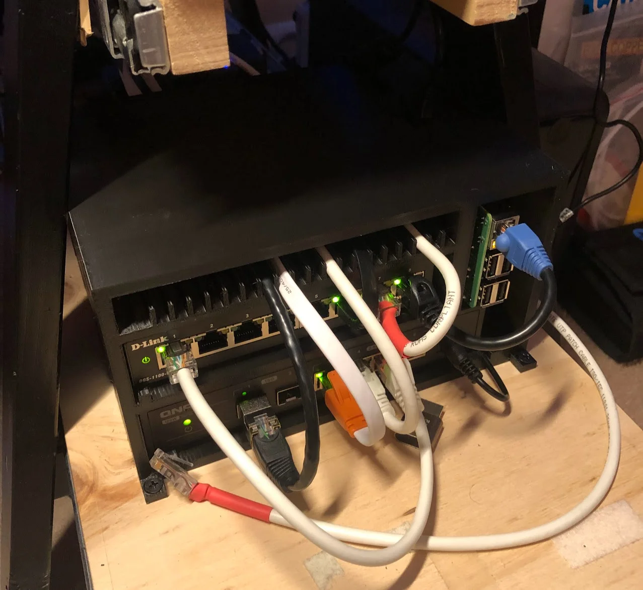 Giá Treo Switch Mạng – Đế Đựng Thiết Bị Tủ Server Gọn Gàng 1