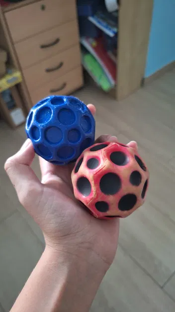 Mô hình 3D quả bóng trăng có thể bật nảy - Image 1