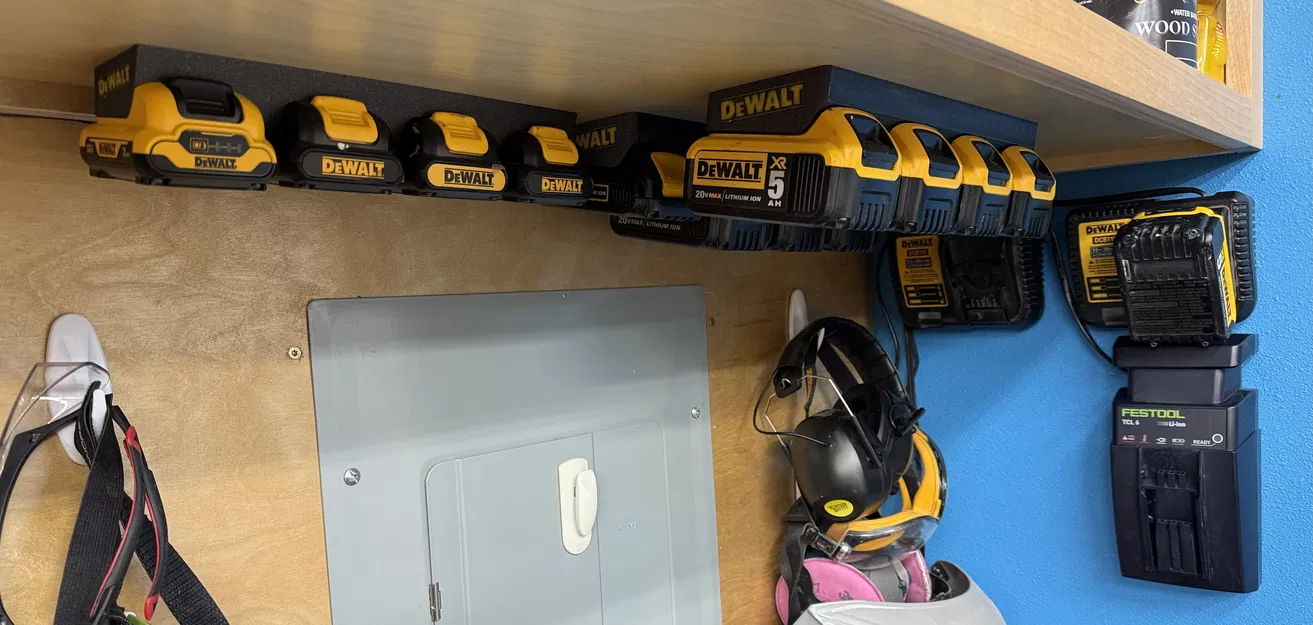Giá Đỡ Pin DeWalt 12V + 20V - Image 1