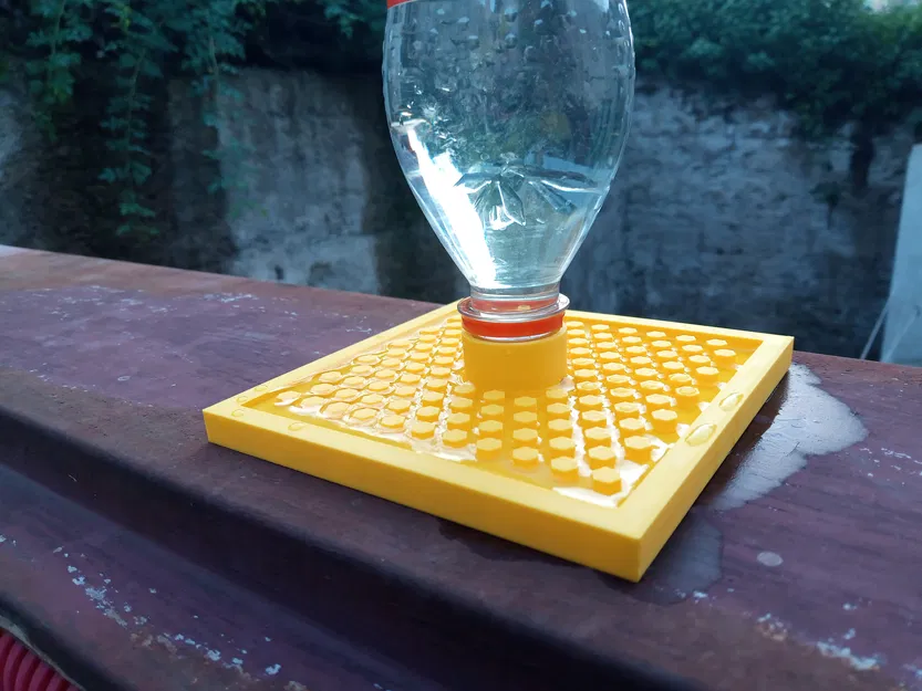 Đế Cấp Nước Cho Ong Với Bình Chứa - Image 1