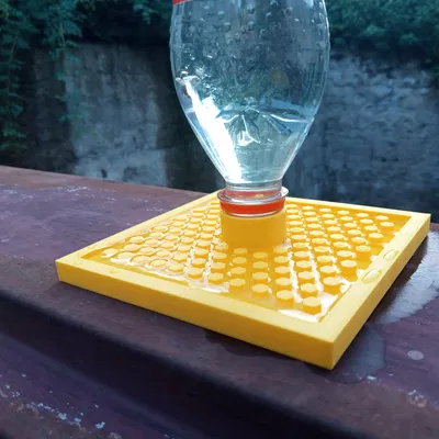 Đế Cấp Nước Cho Ong Với Bình Chứa