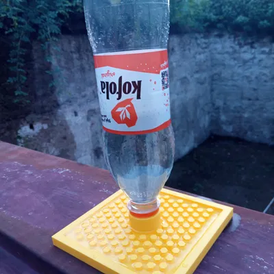 Đế Cấp Nước Cho Ong Với Bình Chứa