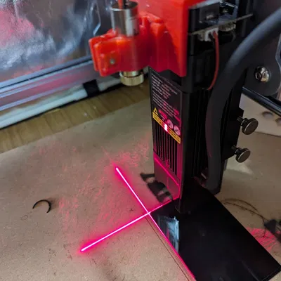 Đế và pát gài tia laser chữ thập