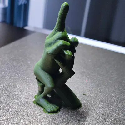 Mẫu Ngồi và Đi Tè Dầm Ngón Giữa