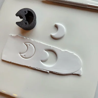 Khuôn Cắt Đất Sét - Mặt Trăng Nhỏ Có Lỗ Dẫn Khoan