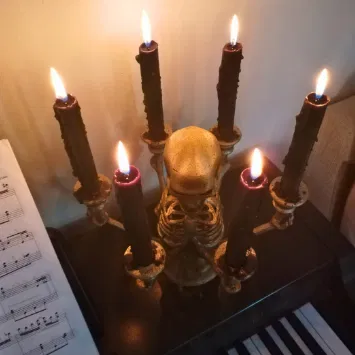 Chân Nến Hình Đầu Lâu