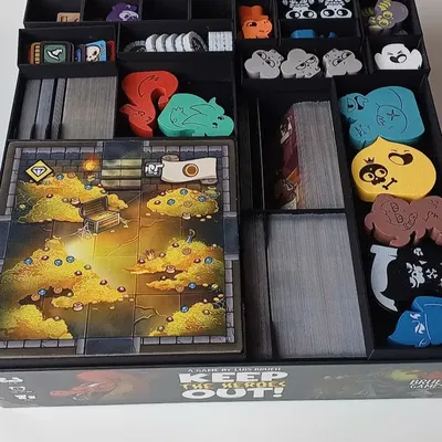 Hộp Đựng Kiêm Khay Chia Ngăn Cho Game Keep the Heroes Out và Boss Battles