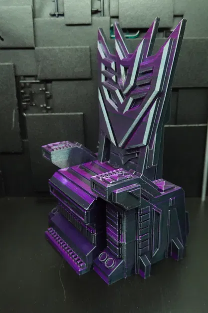 Ngai Vàng Bạo Chúa Lừa Dối - Image 3