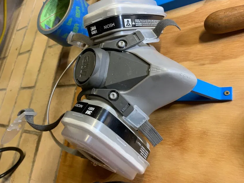 Giá đỡ khẩu trang/mặt nạ phòng độc 3M - Image 1