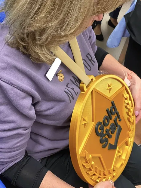 Huy Chương Ngôi Sao Vàng Khổng Lồ (& Phiên Bản Nhỏ) - Image 2