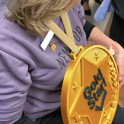 Huy Chương Ngôi Sao Vàng Khổng Lồ (& Phiên Bản Nhỏ)