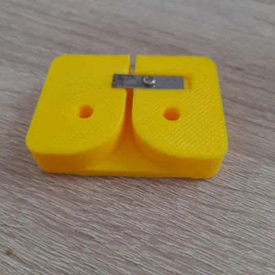 Dụng cụ cắt chai nhựa PET dùng lưỡi dao gọt bút chì