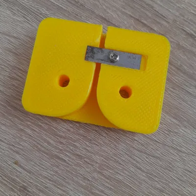 Dụng cụ cắt chai nhựa PET dùng lưỡi dao gọt bút chì