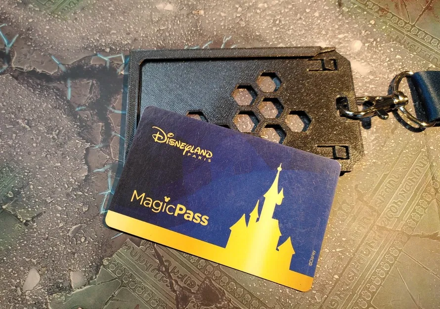 Chỗ Cắm Thẻ (Badge Holder) - Image 1