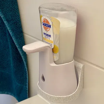 Giá Treo Tường Bình Xịt Xà Bông Sagrotan