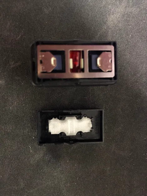 Miếng Nhựa Bên Trong Nút Kính Điện BMW E36 (61318365300) - Image 1