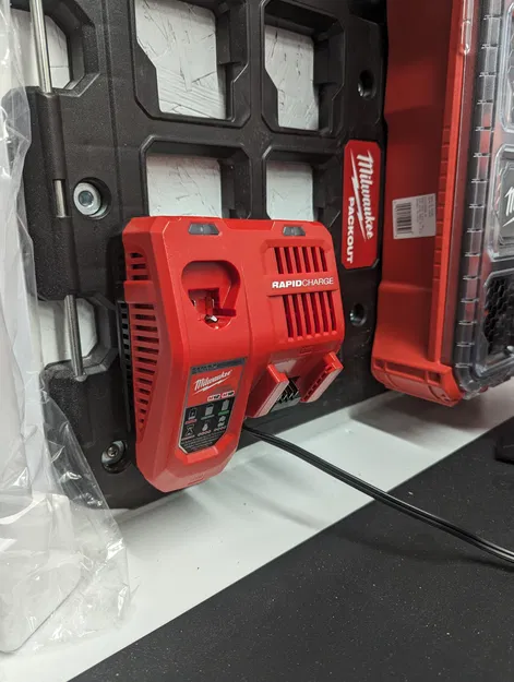 Giá Treo Sạc Nhanh Milwaukee Packout - Image 1