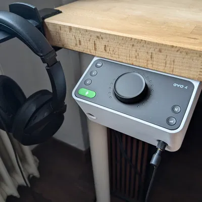 Giá đỡ Audient Evo 4 dưới gầm bàn