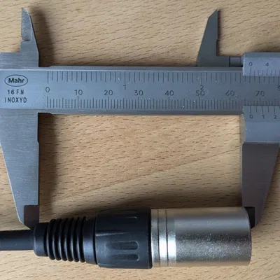 Giá đỡ Audient Evo 4 dưới gầm bàn