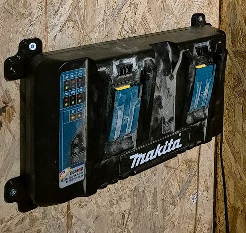 Giá Treo Tường Cho Sạc Makita DC18RD - Image 1