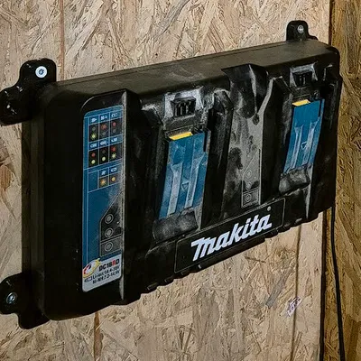 Giá Treo Tường Cho Sạc Makita DC18RD