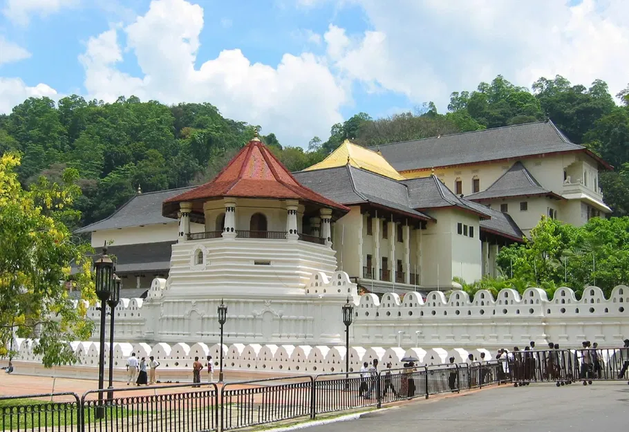 Chùa Răng Phật - Kandy, Sri Lanka - Image 4