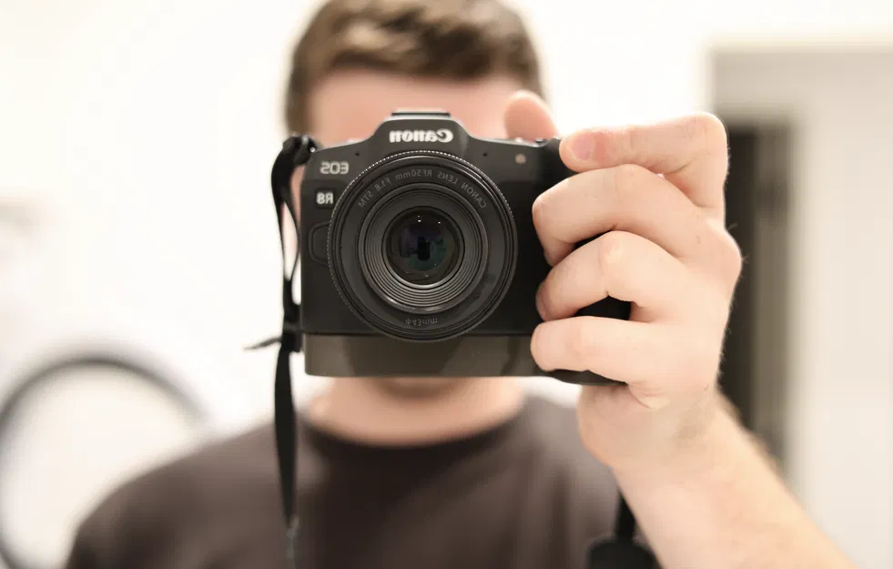 Báng cầm mở rộng - Canon R8 - Image 1