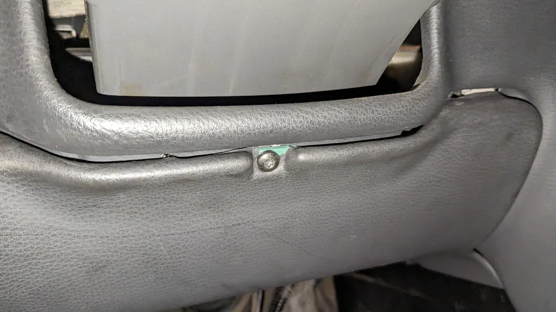 Miếng vá sửa chữa lẫy ốp chân Volvo P80 - Image 2