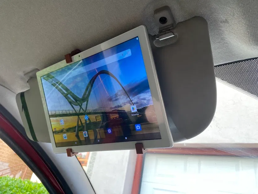 Giá đỡ máy tính bảng gắn vào tấm che nắng trên xe hơi - Image 1