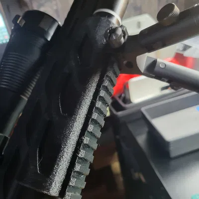 Phần tay cầm dưới và ray picatinny Umarex NOTOS liền một khối