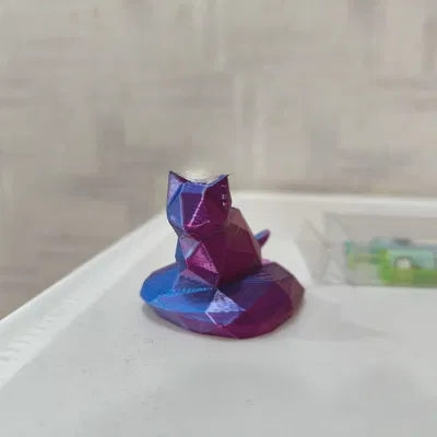 Mô hình mèo lowpoly dễ thương ngồi trên đá