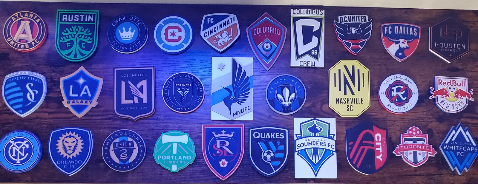 Đế Lót Ly hoặc Bảng Hiệu Logo Các Đội MLS Đổi Màu - Image 1