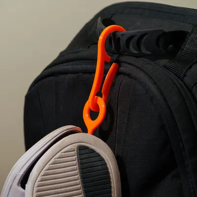 Giá đỡ dép gắn ba lô đi biển