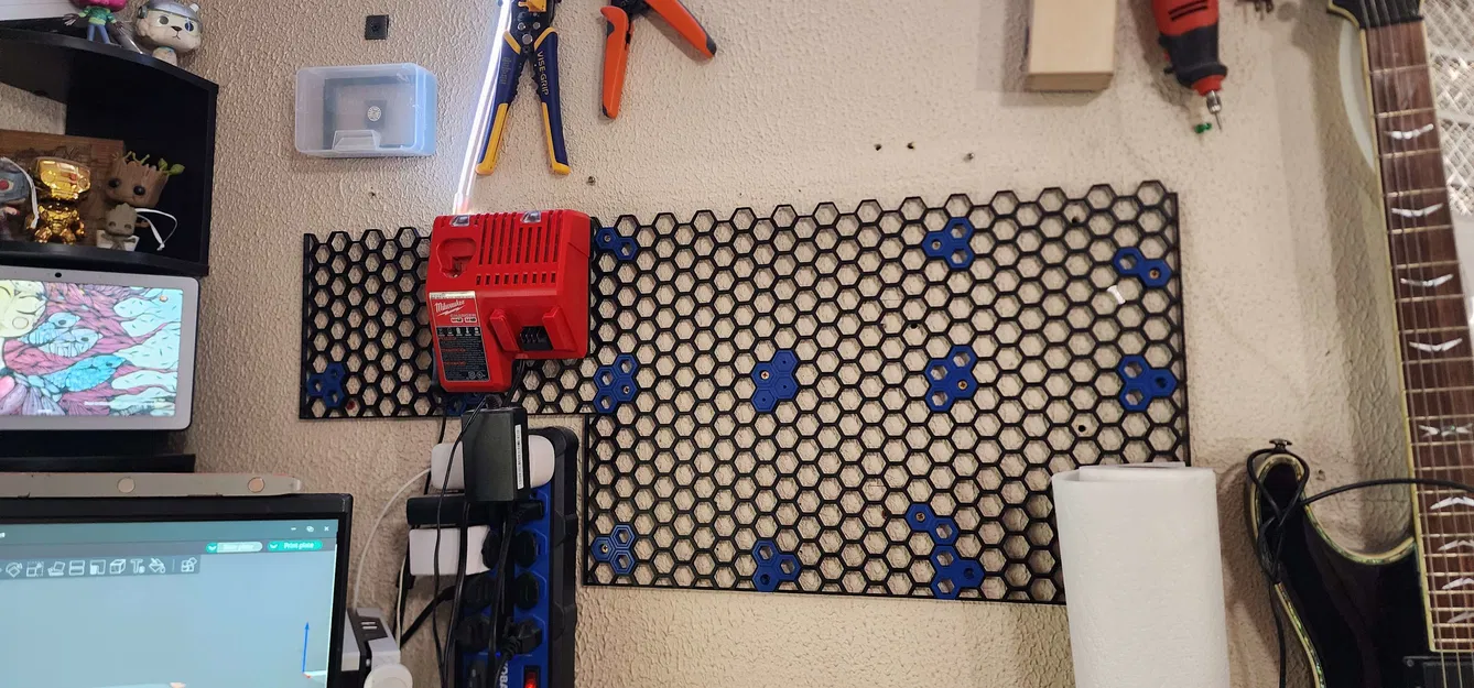 Đế Gắn Sạc Milwaukee Cho Tường Tổ Ong HSW - Image 1