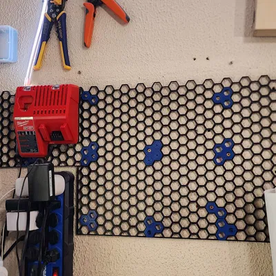 Đế Gắn Sạc Milwaukee Cho Tường Tổ Ong HSW