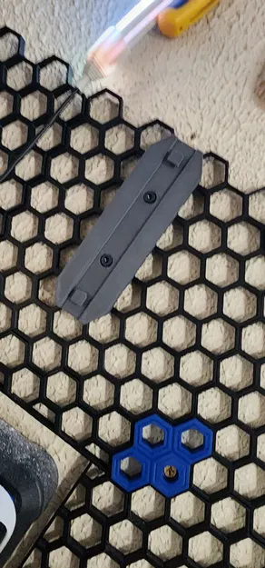 Đế Gắn Sạc Milwaukee Cho Tường Tổ Ong HSW - Image 2