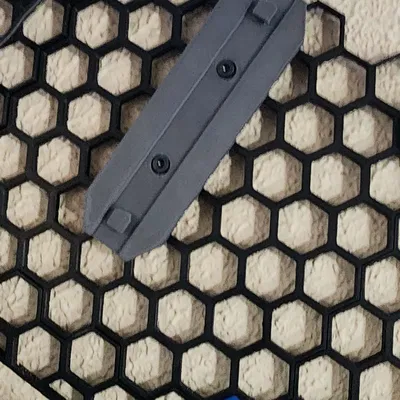 Đế Gắn Sạc Milwaukee Cho Tường Tổ Ong HSW