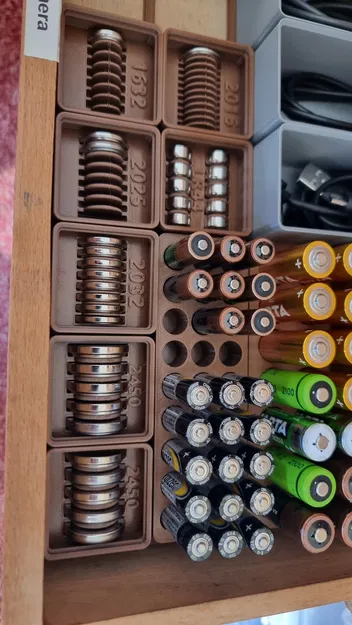 Hộp đựng pin cúc áo cho Gridfinity - Có nhãn - Image 1