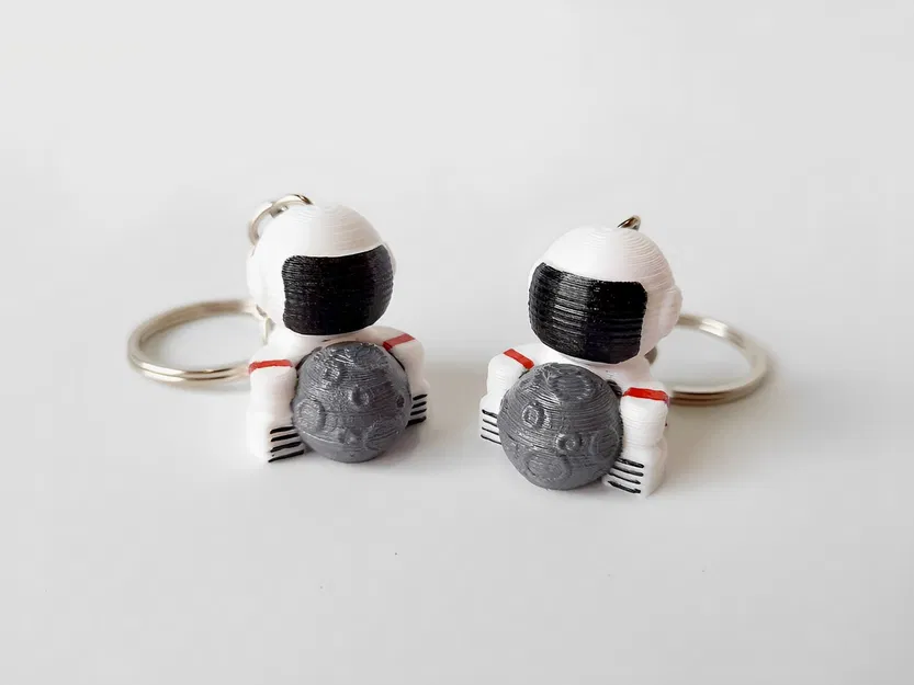 Móc Khóa Phi Hành Gia Ôm Trăng - Image 1