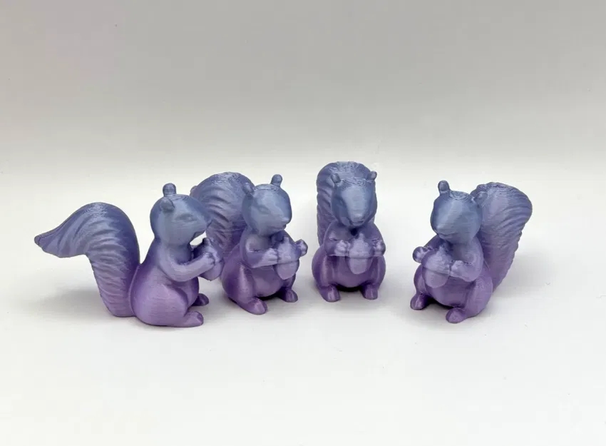 Mô Hình Sóc Nhỏ Cầm Hạt Dẻ - Image 1