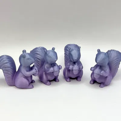 Mô Hình Sóc Nhỏ Cầm Hạt Dẻ