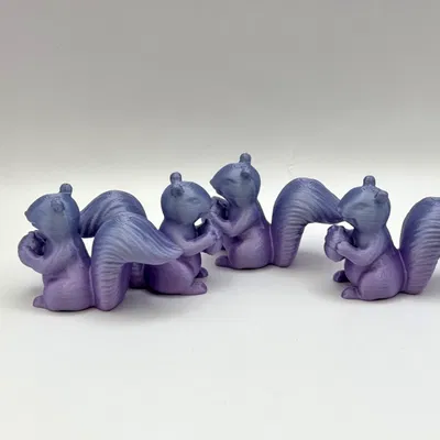 Mô Hình Sóc Nhỏ Cầm Hạt Dẻ