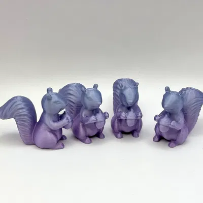 Mô Hình Sóc Nhỏ Cầm Hạt Dẻ