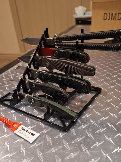 Kệ trưng bày dao bỏ túi 6 ngăn cho dao EDC kích thước thường ở vị trí mở - Image 1