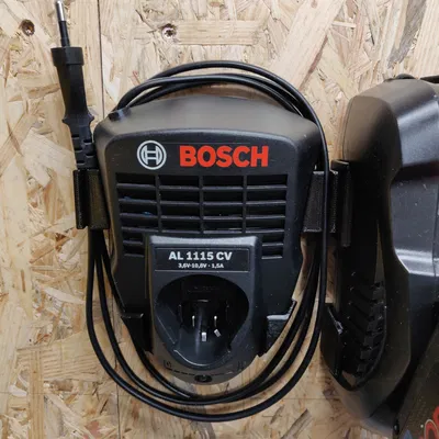 Giá Đỡ Treo Tường Sạc Pin Bosch AL 1115 CV