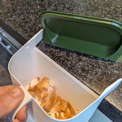 Thùng rác vệ sinh mặt bàn có nắp/cạp bàn